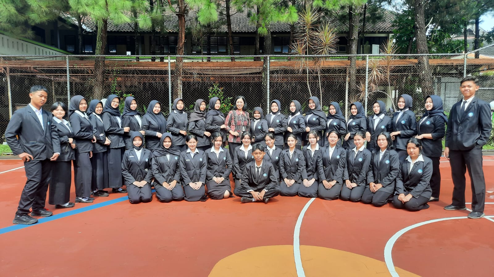 Praktik Perkantoran dan Grooming Siswa X MPLB SMKN 1 Salatiga: Siap Kerja, Siap Berkarier