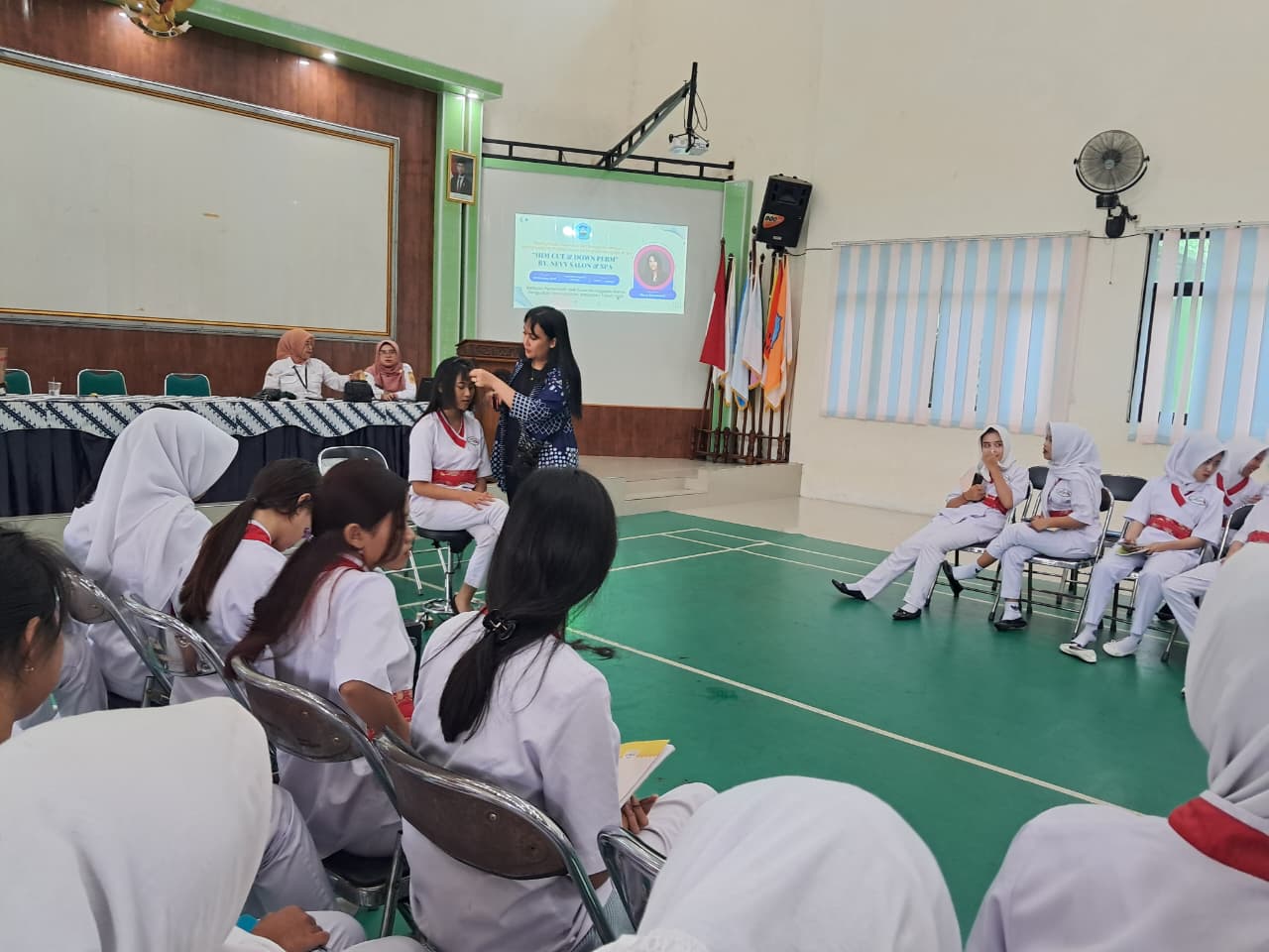 Guru Tamu “Hair Cut Down Perm” Bersama Nevy Salon & Spa: Asah Keterampilan Siswa Kelas XI Kecantikan SMK Negeri 1 Salatiga