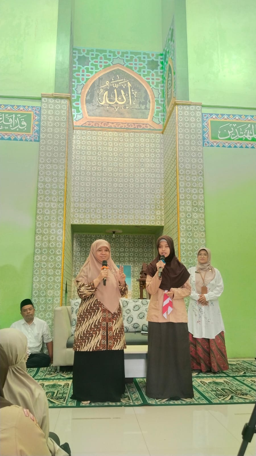 Menumbuhkan Karakter Hebat Melalui Kegiatan Jumat Religi di SMK Negeri 1 Salatiga