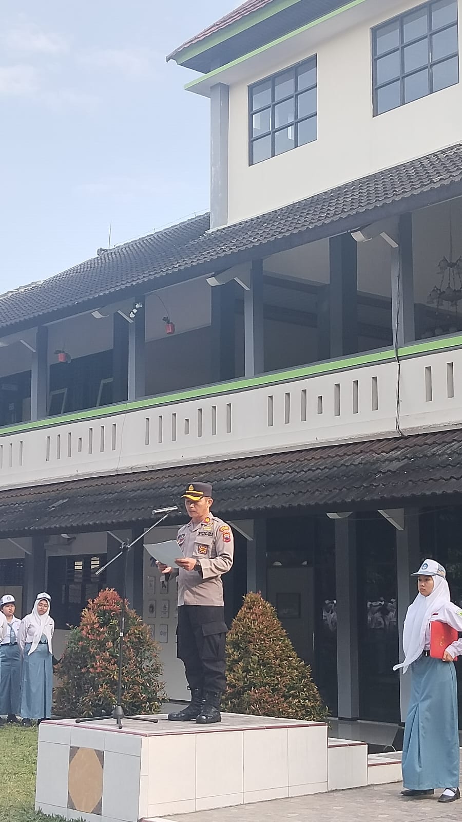 Kapolsek Sidomukti Jadi Pembina Upacara di SMK Negeri 1 Salatiga