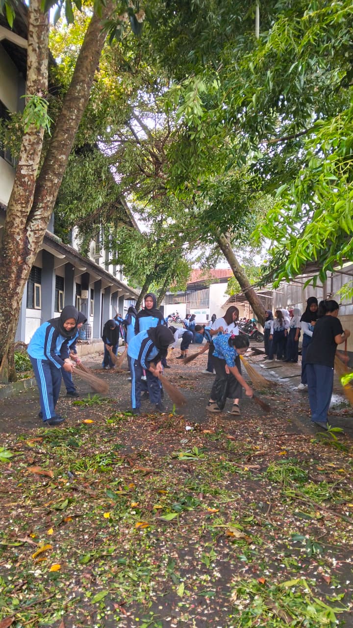 Angin Puting Beliung Landa Wilayah Kembangarum: SMK Negeri 1 Salatiga Alami Dampak, Siswa dan Warga Sekolah Bergerak Gotong Royong