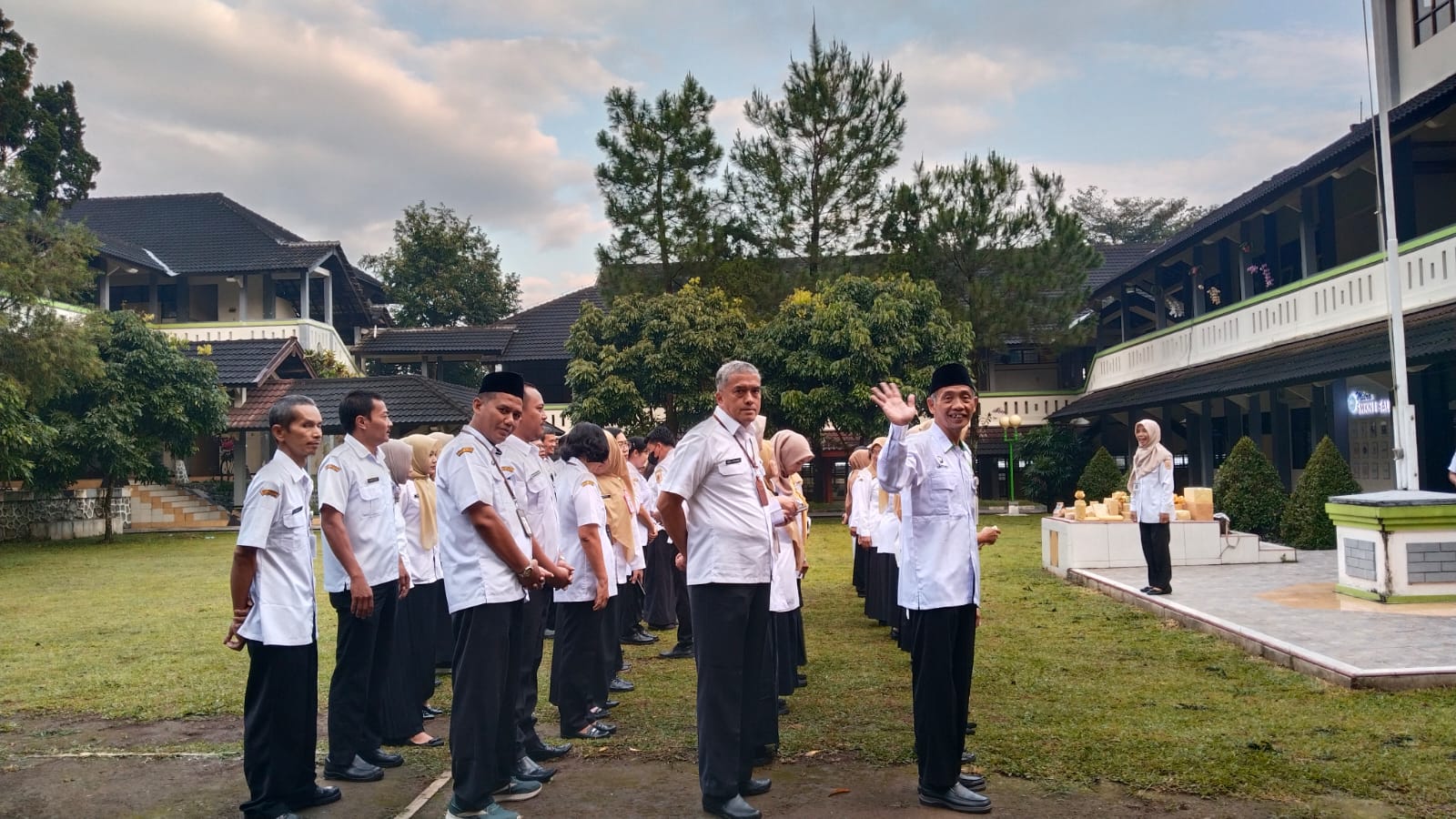 Hangatnya Kebersamaan Pasca Lebaran, Guru dan Karyawan SMK Negeri 1 Salatiga Gelar Apel dan Halal Bihalal