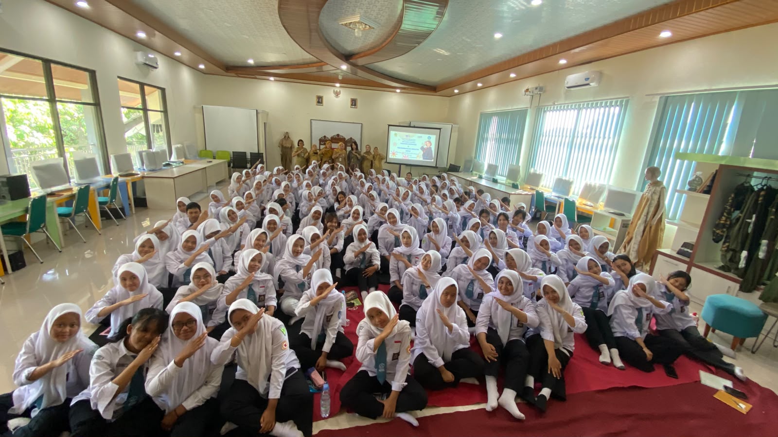 Siswa Busana SMKN 1 Salatiga Kenali Dunia Fashion Lebih Dekat melalui Guru Tamu Profesional