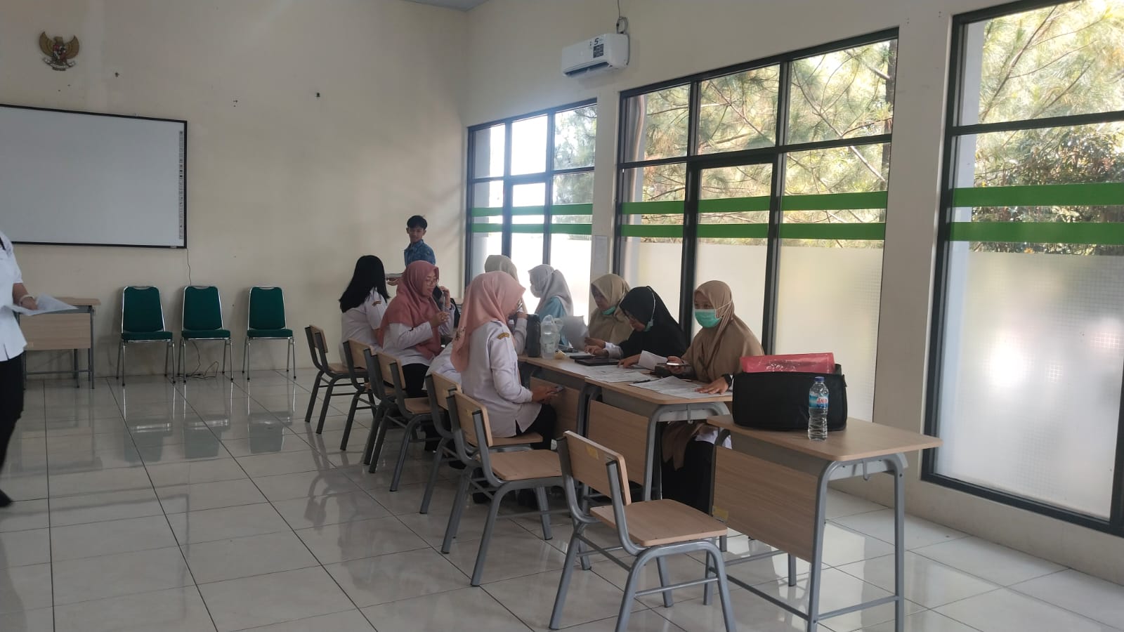 Tingkatkan Kualitas Kesehatan Pendidik, Guru SMKN 1 Salatiga Ikuti Cek Kesehatan dari Puskesmas Kalicacing
