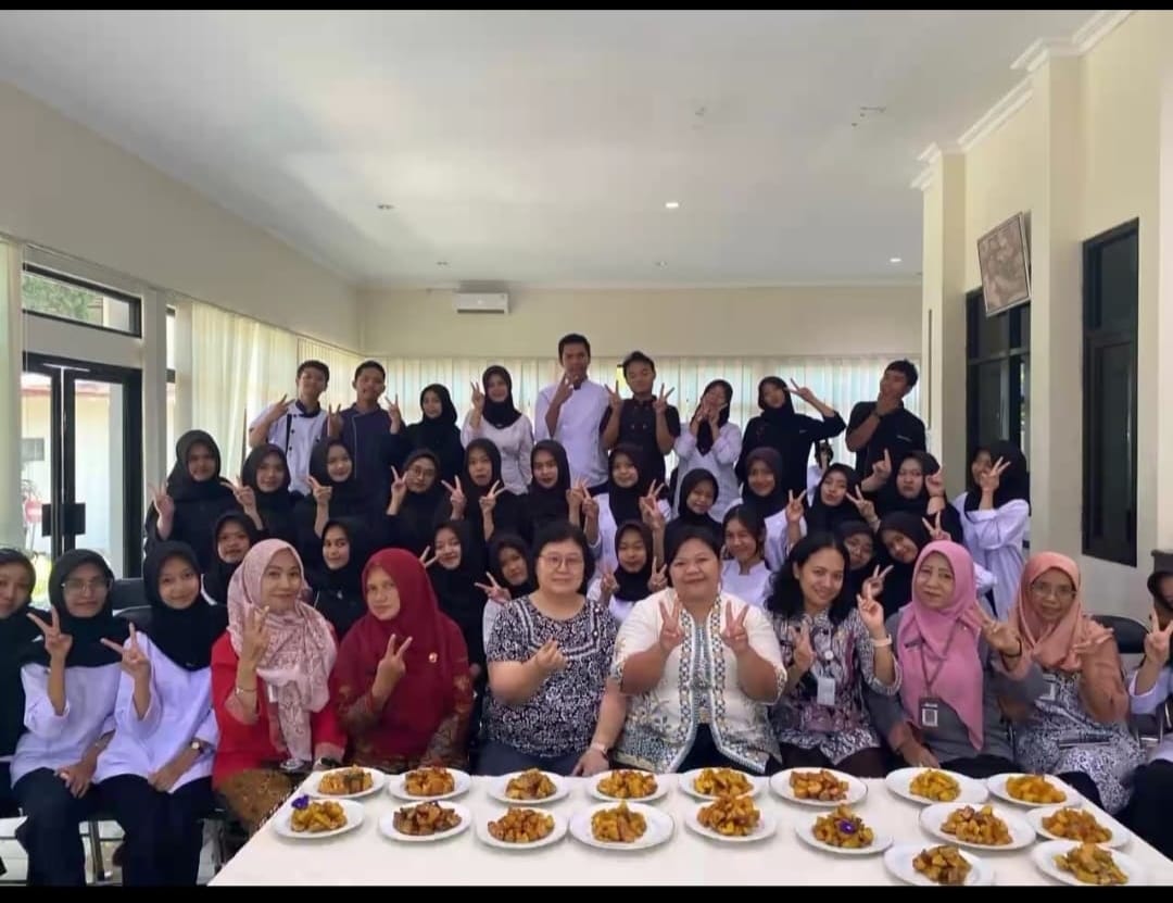 Kegiatan Memasak Korean Food Bersama Guru Tamu di SMK Negeri 1 Salatiga