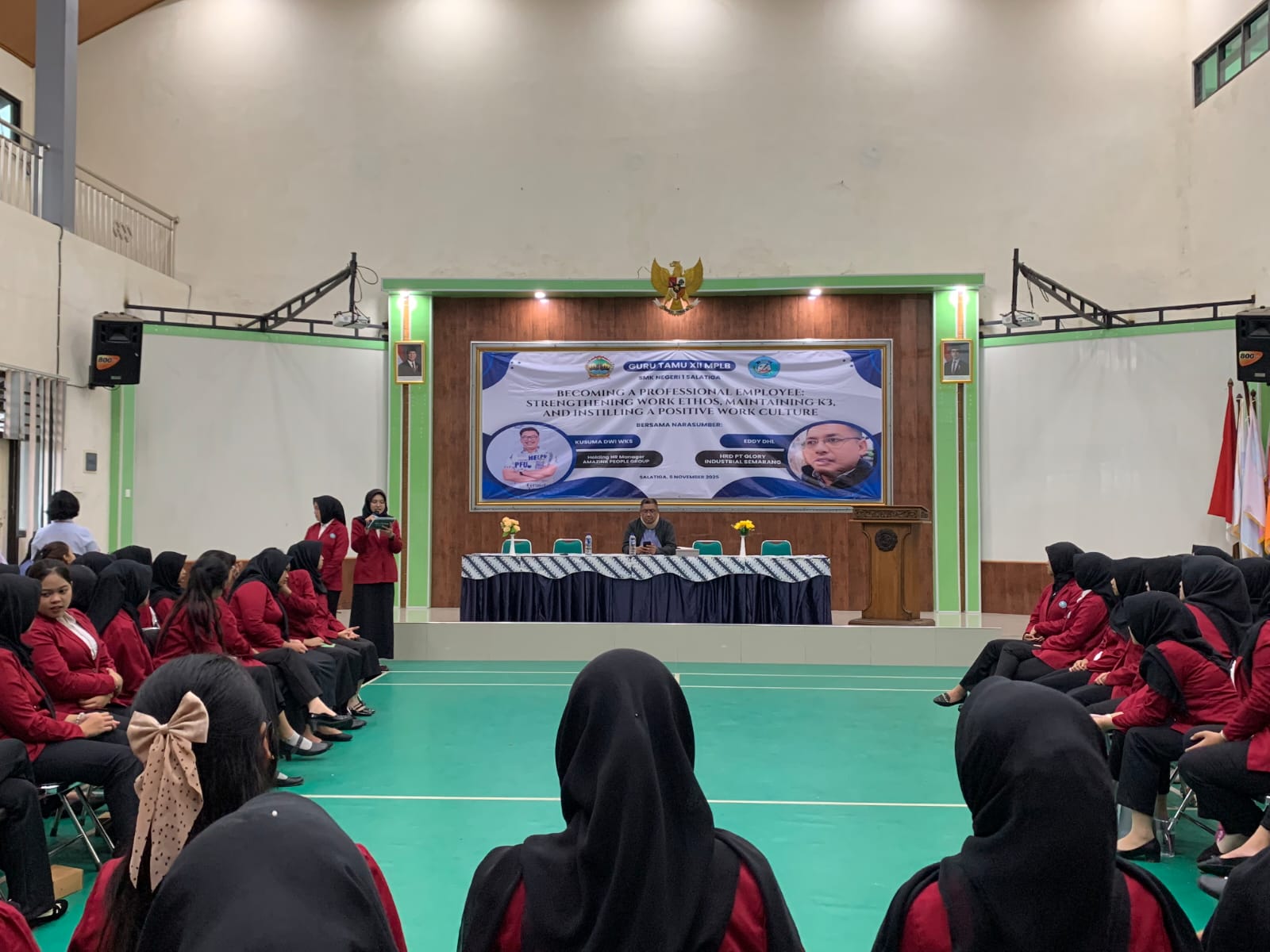 Siswa kelas XI Jurusan MPLB Kedatangah Guru Tamu : “Becoming A Professional Employee”