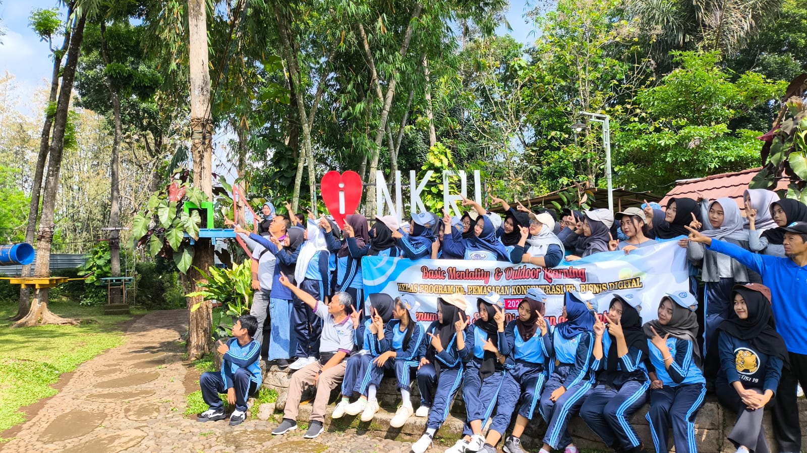 Menumbuhkan Mental Tangguh dan Jiwa Kebersamaan melalui Kegiatan Basic Mentality dan Outdoor Learning