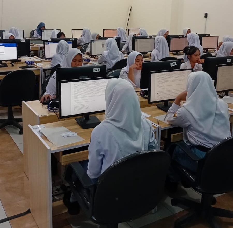 Pelaksanaan Tes Kemampuan Akademik (TKA) Kelas XII SMK Negeri 1 Salatiga Tahun 2025 Berjalan Tertib Meski Dihadang Kendala Cuaca