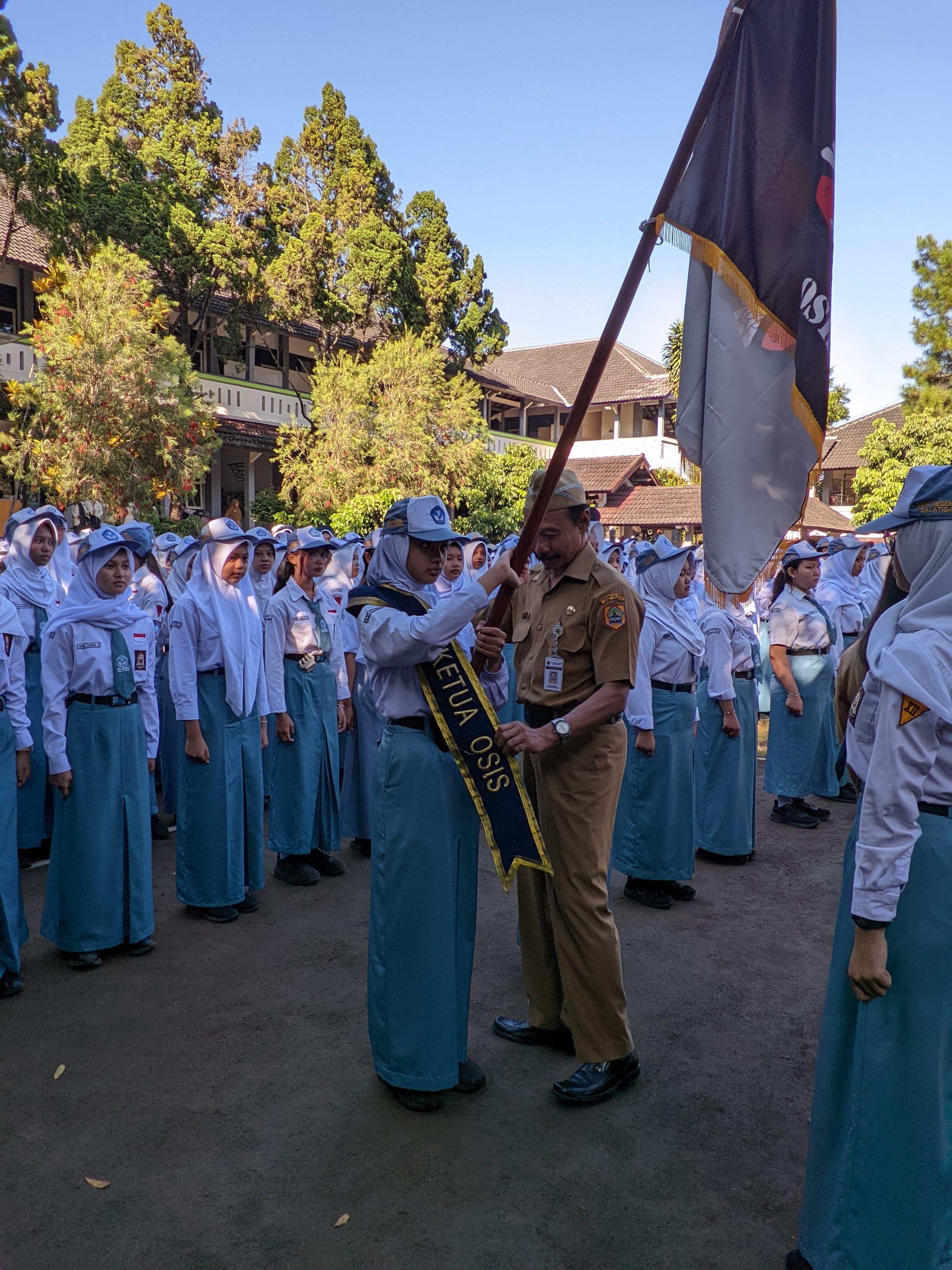 Apel Pagi dan Sertijab OSIS-MPK SMK Negeri 1 Salatiga Masa Bakti 2025/2026